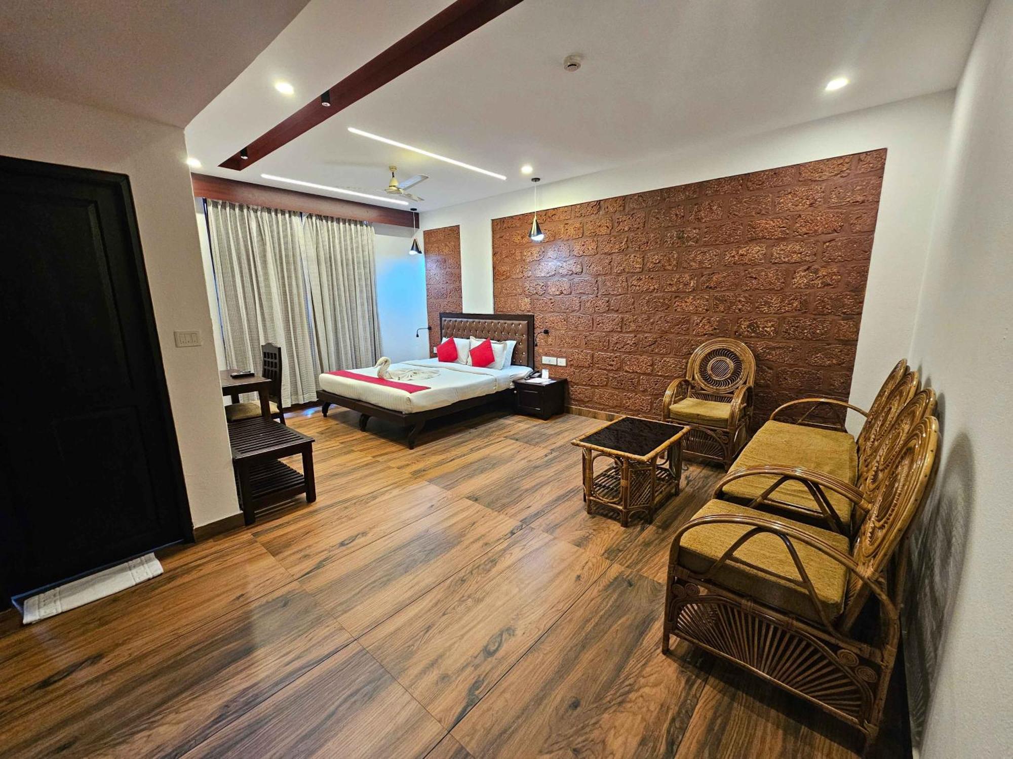 Nirmallyam Residency Hotel Edappal Exterior photo